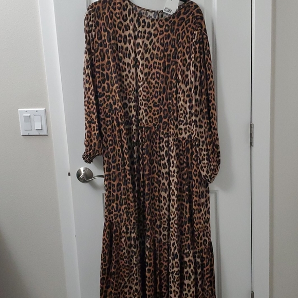H&M Dresses & Skirts - H&M NWT tiger print maxi dress